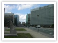(8/218):oto i ulica z biurowcami najróżniejszych instytucji europejskich