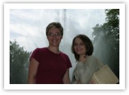 (13/218):Anita & Anita przy fontannie