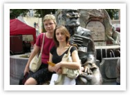 (29/218):Anita & Anita na kolanach burmistrza Brukseli