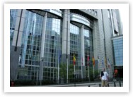 (51/218):przed budynkiem parlamentu europejskiego